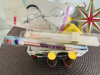 LOTE BEAUTY DE ESMALTES,PINCELES Y OTROS