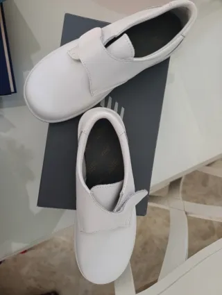 Zapatos de trabajo blancos cerrados