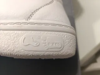 Zapatos de trabajo blancos cerrados