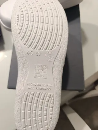 Zapatos de trabajo blancos cerrados