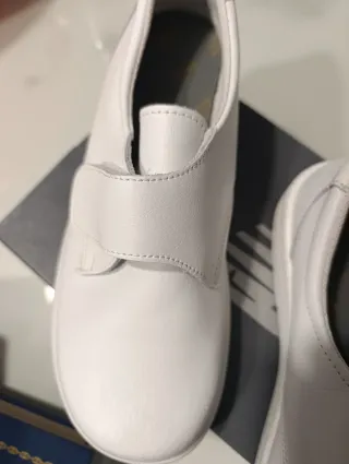 Zapatos de trabajo blancos cerrados