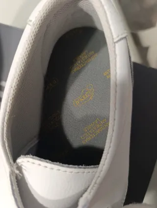 Zapatos de trabajo blancos cerrados