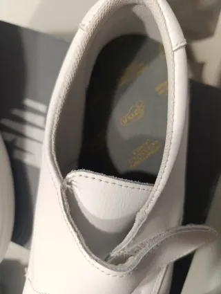 Zapatos de trabajo blancos cerrados