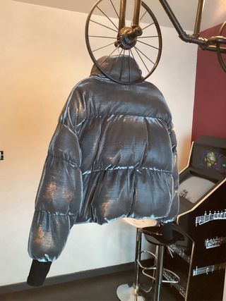 Cazadora plata abrigada y original.Es de chico.