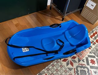 Trineo azul para nieve