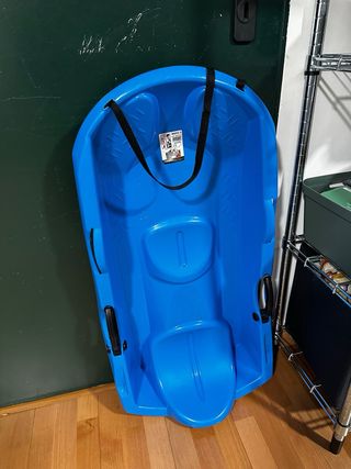 Trineo azul para nieve