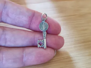 Colgante unisex Llave San Benito Plata