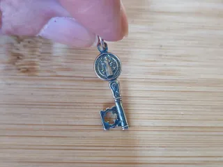 Colgante unisex Llave San Benito Plata