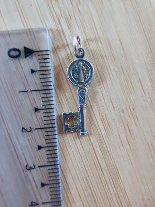 Colgante unisex Llave San Benito Plata