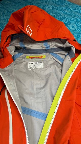 Cazadora Ortovox Naranja y Amarilla