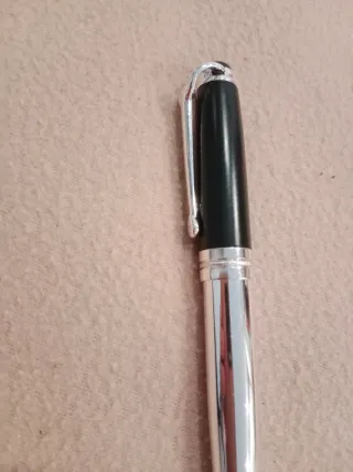 Pluma elegante plateada y negra