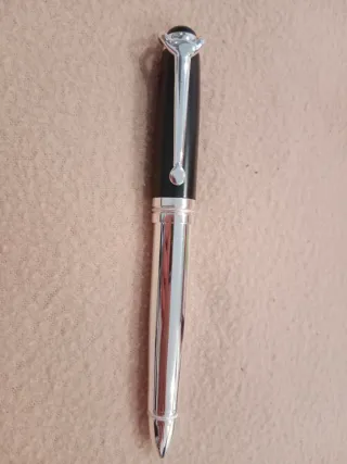 Pluma elegante plateada y negra