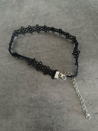 Lote choker flores y pendientes plumas