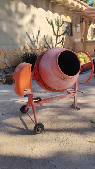 Hormigonera eléctrica naranja