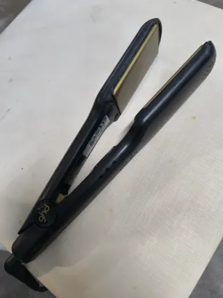 Plancha de pelo GHD negra (PARA REPARAR)