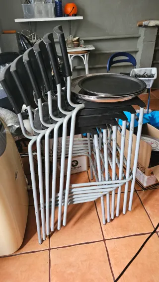 Sedie, tavoli e sgabelli