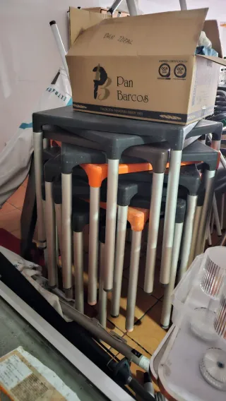 Sedie, tavoli e sgabelli