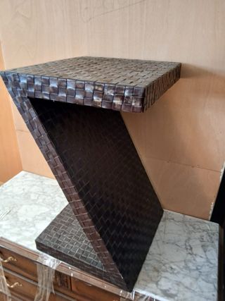 Mesa auxiliar de cuero,  de diseño forma de z.