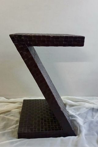 Mesa auxiliar de cuero,  de diseño forma de z.