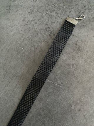 Choker rejilla y pendientes plumas