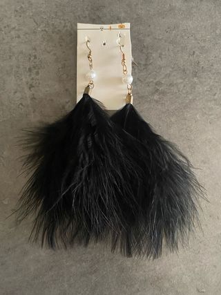 Choker rejilla y pendientes plumas