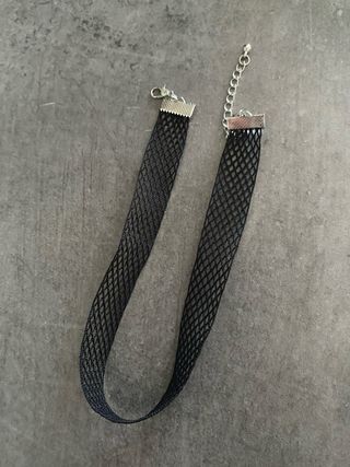 Choker rejilla y pendientes plumas