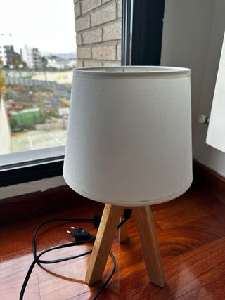 Set 2 Lámparas Madera y pantalla blanca.