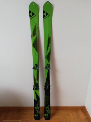 Esquís de travesía Fischer con fijaciones Dynafit