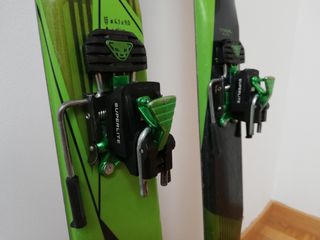 Esquís de travesía Fischer con fijaciones Dynafit