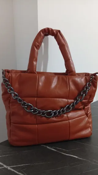 Bolso acolchado con cadena y asa bandolera