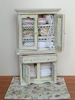 Credenza in miniatura con ripiani