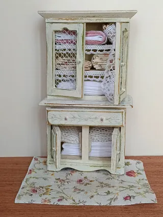 Credenza in miniatura con ripiani