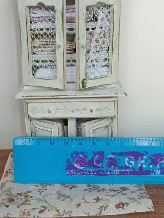 Credenza in miniatura con ripiani