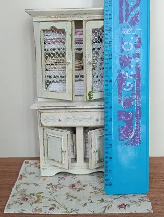 Credenza in miniatura con ripiani