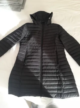 Chaqueta acolchada negra con capucha