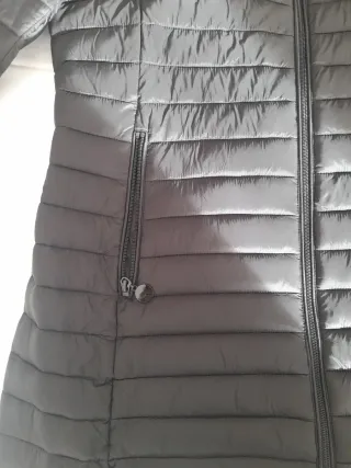 Chaqueta acolchada negra con capucha