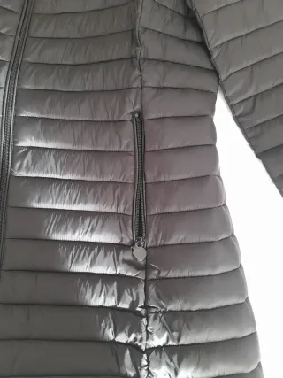 Chaqueta acolchada negra con capucha