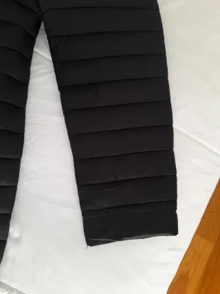 Chaqueta acolchada negra con capucha