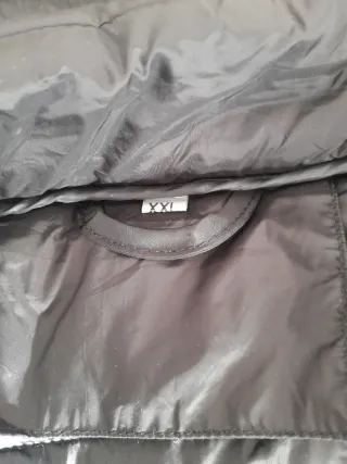 Chaqueta acolchada negra con capucha