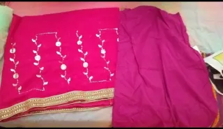 Traje hindú rosa con bordados dorados