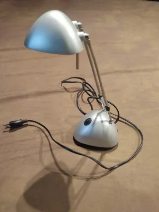 Lámpara de escritorio plateada