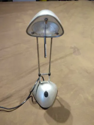 Lámpara de escritorio plateada