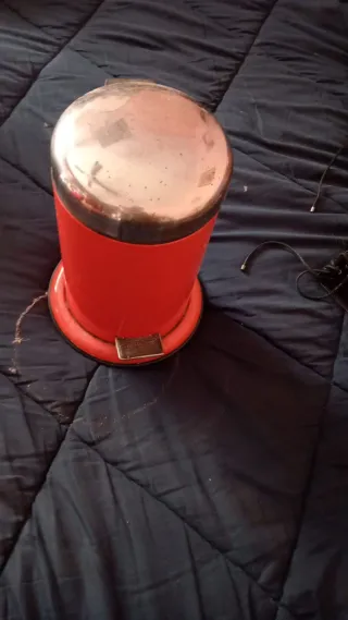 Papelera roja y plateada