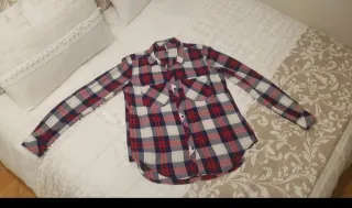 Camisa de cuadros roja y azul