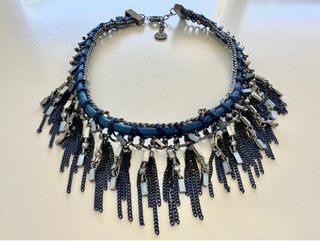 Collar corto cadena azul marino y metal