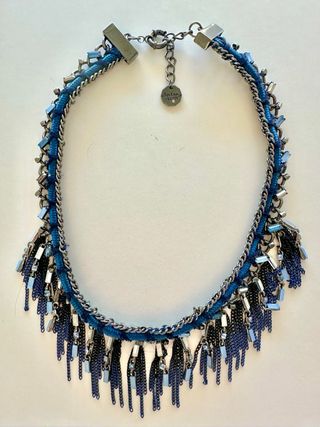 Collar corto cadena azul marino y metal