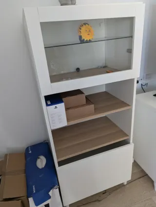 Mueble de salón blanco con vitrina