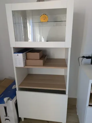 Mueble de salón blanco con vitrina