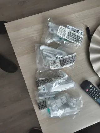 4 Manetas y herrajes para ventana blancos