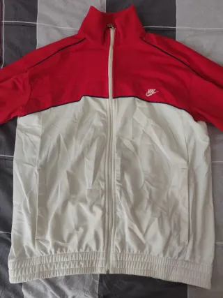 Chaqueta deportiva Nike roja y blanca